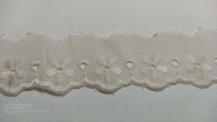 Tira bordada beig de 3 cm de ancho con flores